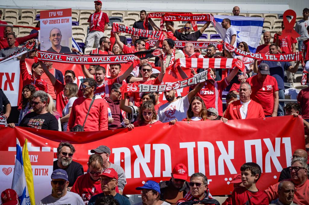 בבלומפילד ובצידי הדרך עם דגלי ישראל: נפרדים מצחי עידן