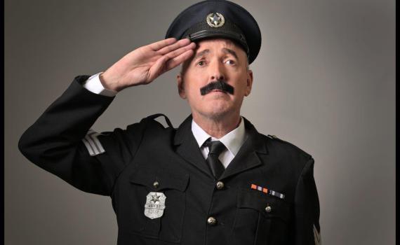 השוטר אזולאי חוזר לחיים: ההצגה החדשה של התיאטרון העברי