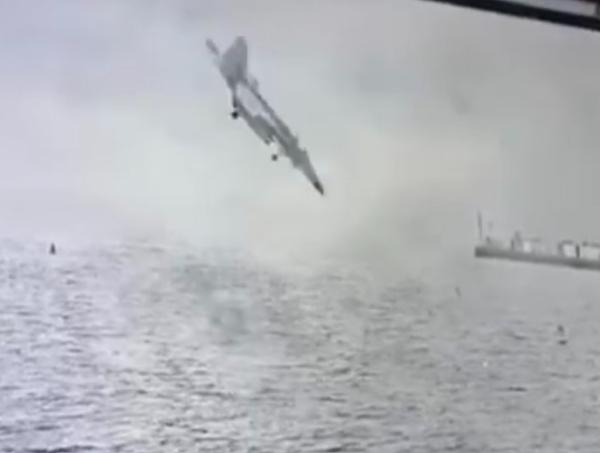 נתפס במצלמה: מטוס קרב של צבא ארה"ב התרסק בים בזמן תרגיל