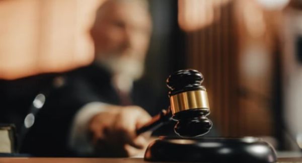 בלתי נתפס: מנתח צרפתי מואשם בתקיפה מינית של 299 ילדים