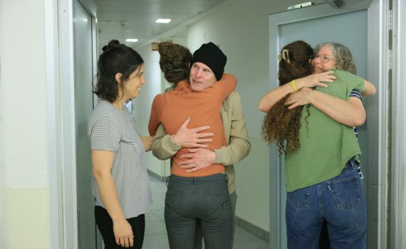 "איזה אלוף ששרדת": צפו במפגש המרגש בין קית' סגל למשפחתו