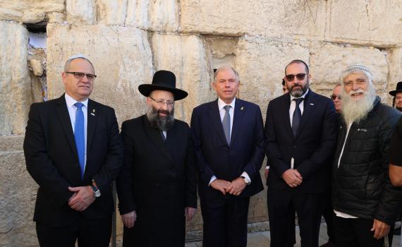 "מרגש וייחודי": שר החוץ של ארגנטינה ביקר בכותל המערבי