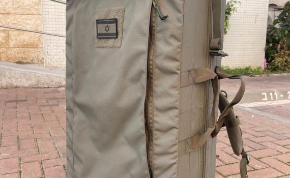 חזק חזק ונתחזק: ארון ספר תורה טקטי שברגע הופך לבימה