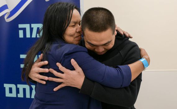 מרגש: החטופים התאילנדים ששוחררו התאחדו עם משפחותיהם | צפו
