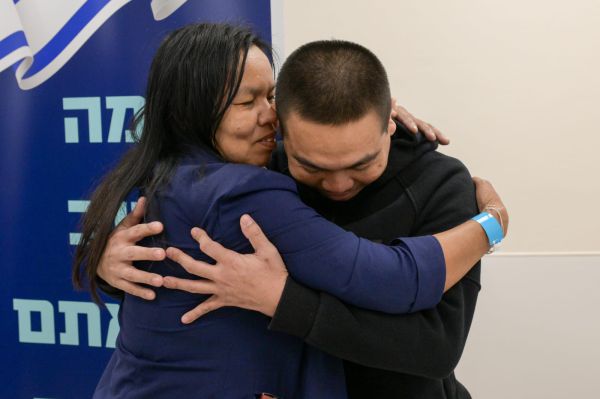 מרגש: החטופים התאילנדים ששוחררו התאחדו עם משפחותיהם | צפו