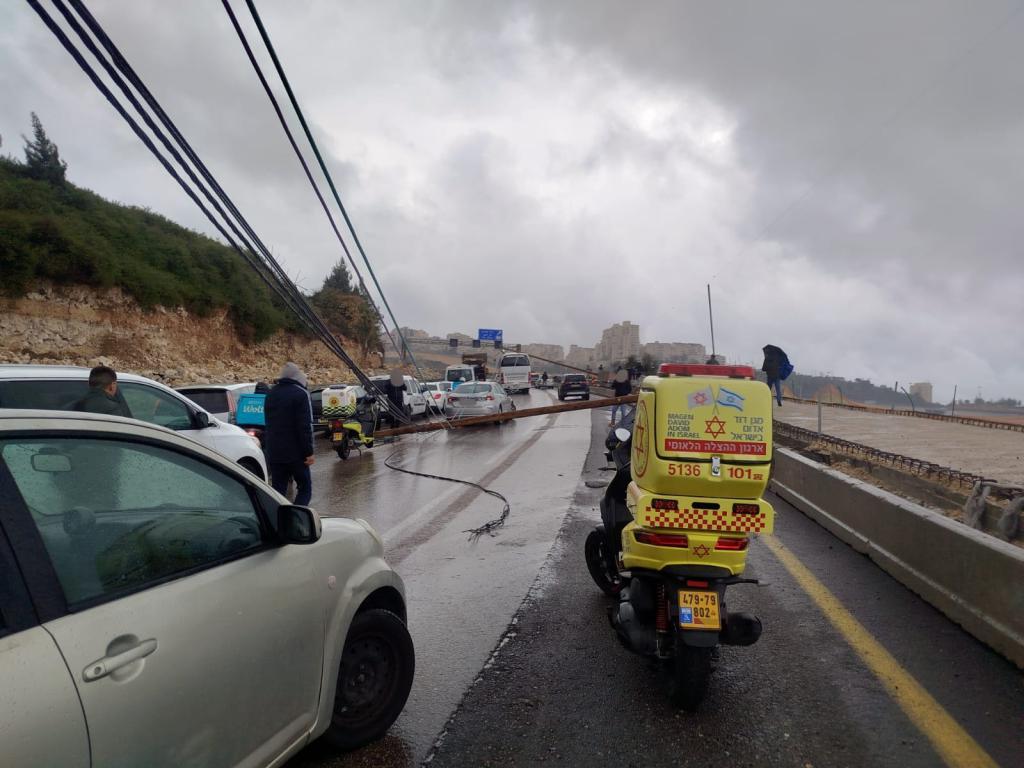 כמעט אסון: עמודים קרסו על הכביש בדרך בגין בירושלים