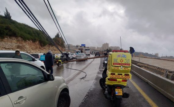 כמעט אסון: עמודים קרסו על הכביש בדרך בגין בירושלים