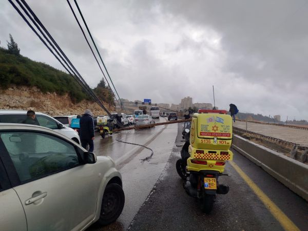 כמעט אסון: עמודים קרסו על הכביש בדרך בגין בירושלים