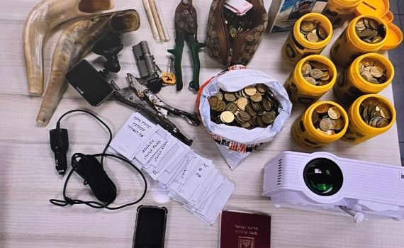 ערבי התחזה ליהודי דתי וגנב תשמישי קדושה וכסף מבית כנסת בי-ם