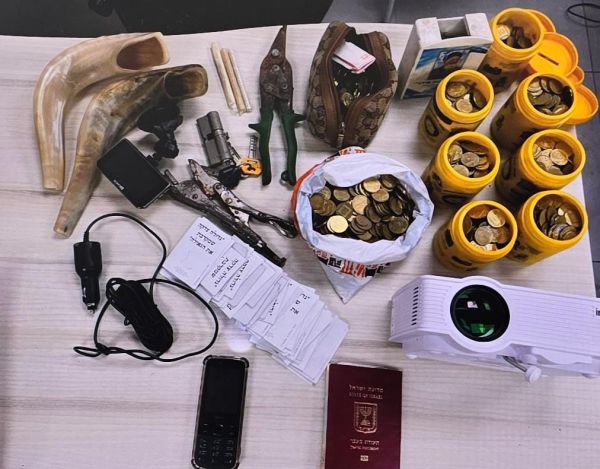 ערבי התחזה ליהודי דתי וגנב תשמישי קדושה וכסף מבית כנסת בי-ם