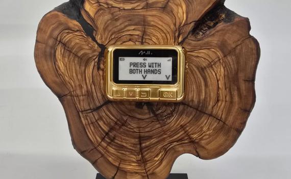 כך זה נראה: נחשף הביפר המוזהב שנתניהו העניק לטראמפ