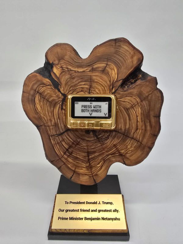 כך זה נראה: נחשף הביפר המוזהב שנתניהו העניק לטראמפ