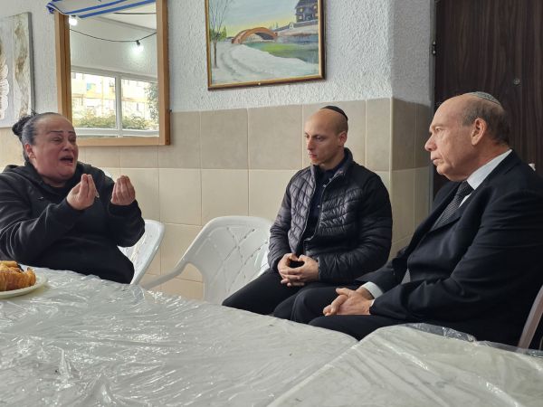 מבקר המדינה הגיע לניחום אבלים אצל אם הילדה ששמה קץ לחייה