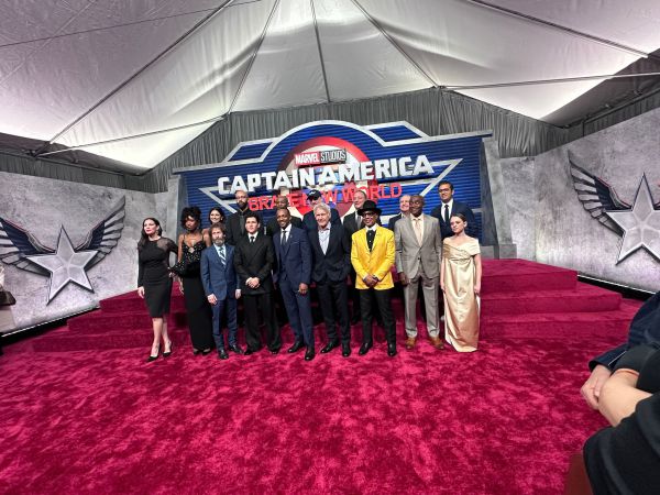 כשבחוץ הפגנות פרו פלסטיניות: שירה האס בפריימירה של מארוול