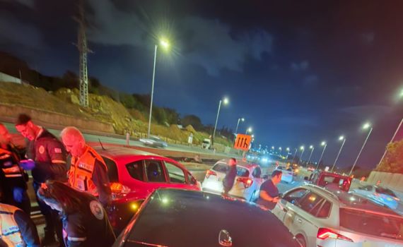 נהג איבד הכרה ופגע בכלי רכב בכביש 2, מצבו אנוש