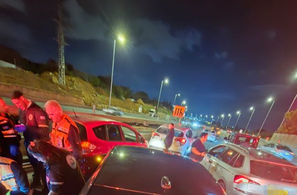 נהג איבד הכרה ופגע בכלי רכב בכביש 2, מצבו אנוש