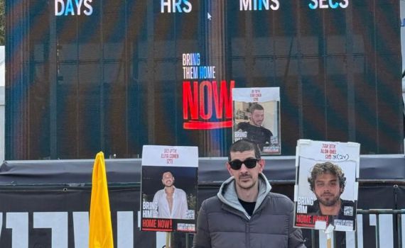 אור לוי הגיע לראשונה לכיכר החטופים: "לא ידעתי אם אשתי בחיים"