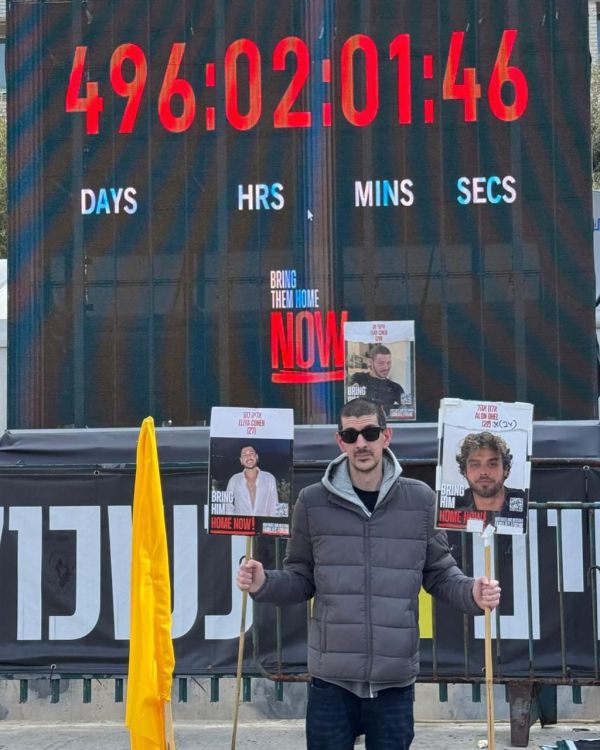 אור לוי הגיע לראשונה לכיכר החטופים: "לא ידעתי אם אשתי בחיים"