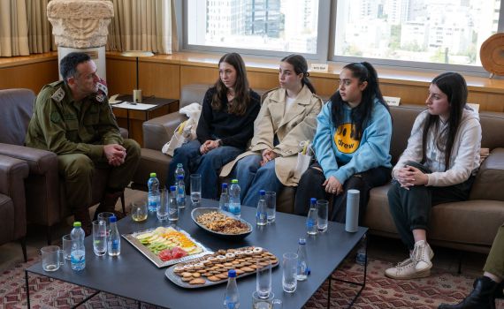 פגישה קשה וטעונה: הרמטכ"ל נפגש עם התצפיתניות