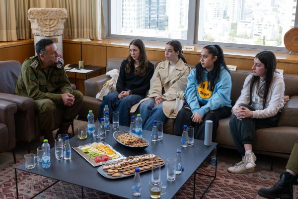 פגישה קשה וטעונה: הרמטכ"ל נפגש עם התצפיתניות