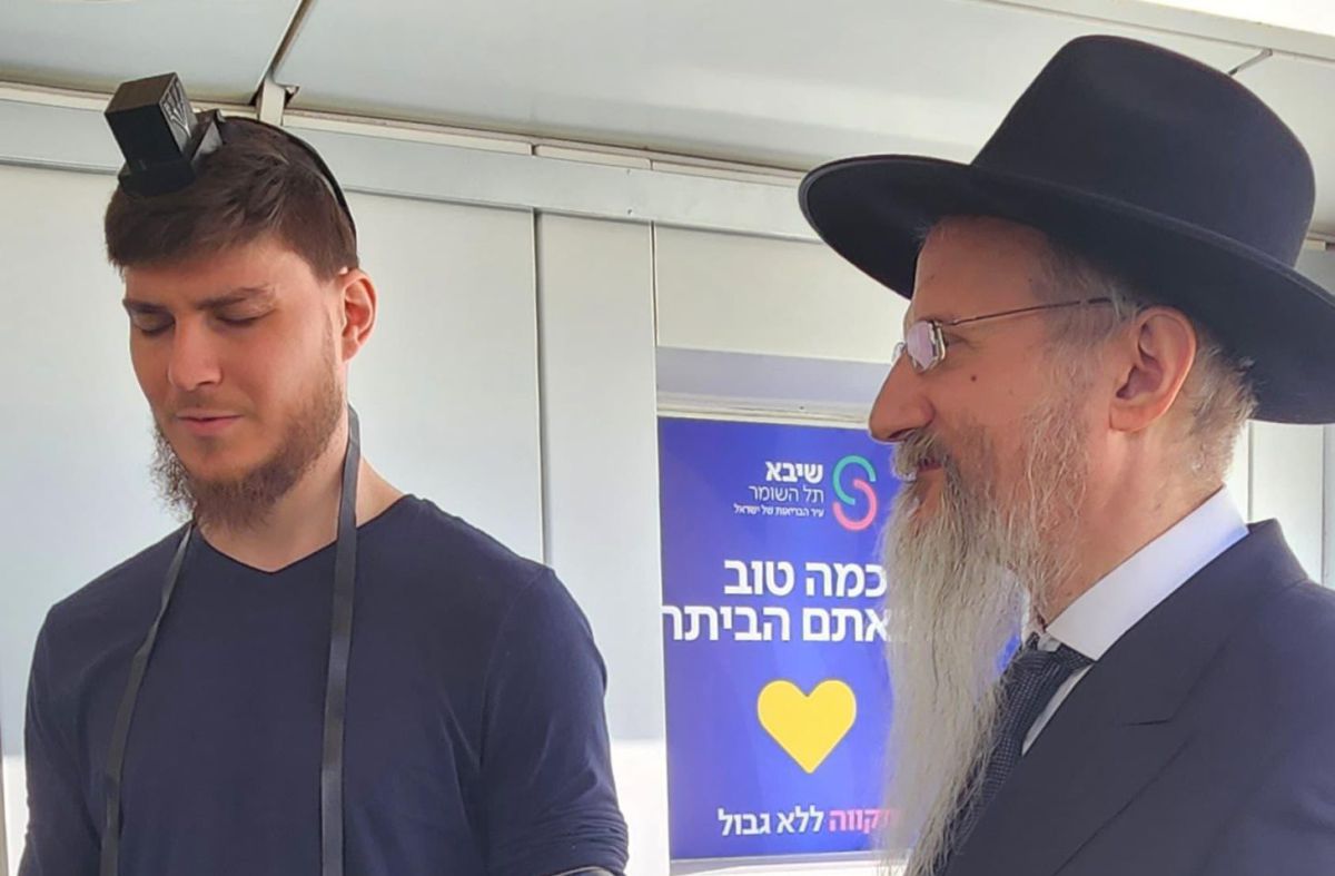 יום אחרי שחרורו מהשבי: המתנה של הרב הראשי לסשה טרופנוב
