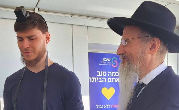 יום אחרי שחרורו מהשבי: המתנה של הרב הראשי לסשה טרופנוב