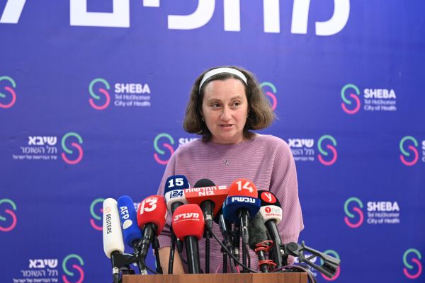 אימו של החטוף ששוחרר: "הוא נורה ב-2 רגליו, זה נס שהוא הולך"