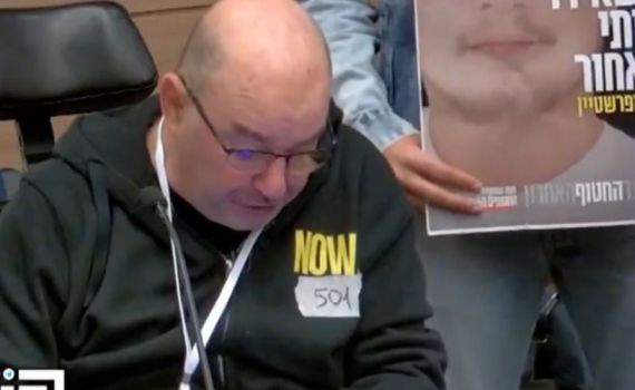 מצמרר: האב הסיעודי של החטוף במילים מרגשות בכנסת. צפו