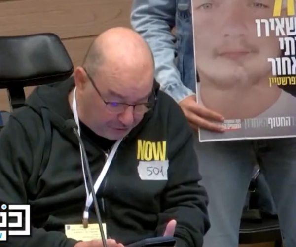 מצמרר: האב הסיעודי של החטוף במילים מרגשות בכנסת. צפו