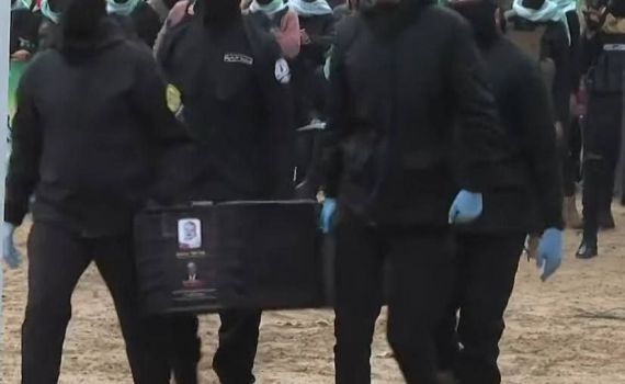 ציניות אכזרית: זה מה שחמאס הניח בתוך ארונות הקבורה