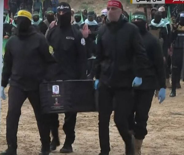 ציניות אכזרית: זה מה שחמאס הניח בתוך ארונות הקבורה