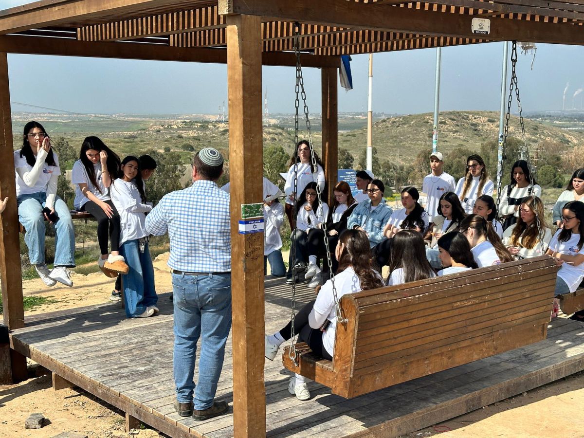 מרגש: תלמידי התיכון בשדרות כותבים ספר תורה להנצחת נופלי העיר