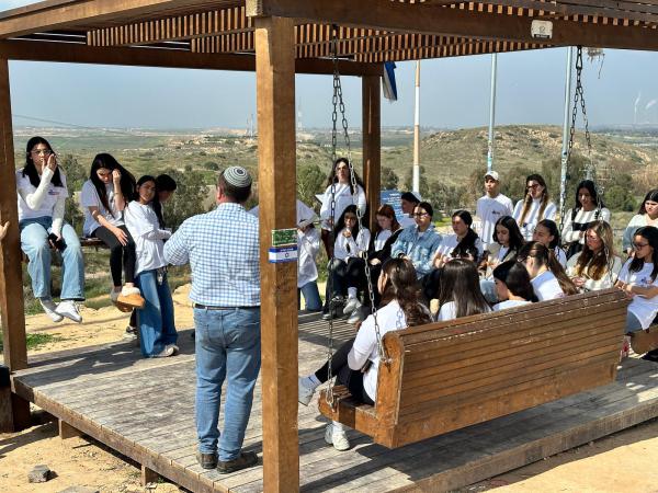 מרגש: תלמידי התיכון בשדרות כותבים ספר תורה להנצחת נופלי העיר