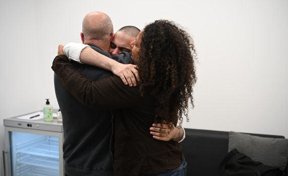 עומר ונקרט לאמו: "שני אחים שלי נותרו מאחור – אדאג שיחזרו"