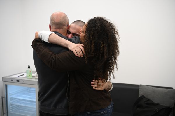 עומר ונקרט לאמו: "שני אחים שלי נותרו מאחור – אדאג שיחזרו"