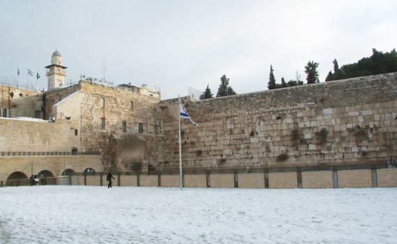 בכותל המערבי נערכים לשלג