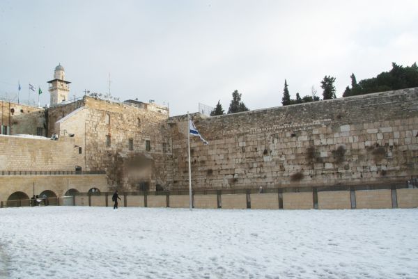 בכותל המערבי נערכים לשלג