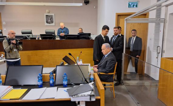 בפתח עדותו: נתניהו ביקש דקת דומיה לזכר בני משפחת ביבס