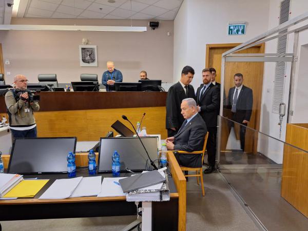 בפתח עדותו: נתניהו ביקש דקת דומיה לזכר בני משפחת ביבס