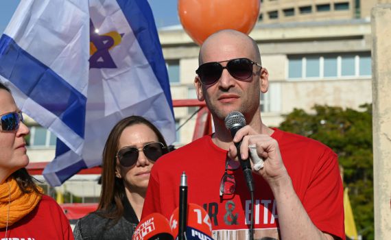 יאיר הורן הגיע לכיכר החטופים: "אף אחד לא צריך לעבור את זה"