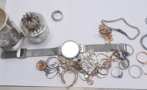 פרץ לארבעה בתי עסק ביום אחד וגנב תכשיטים כסף | צפו בתיעוד