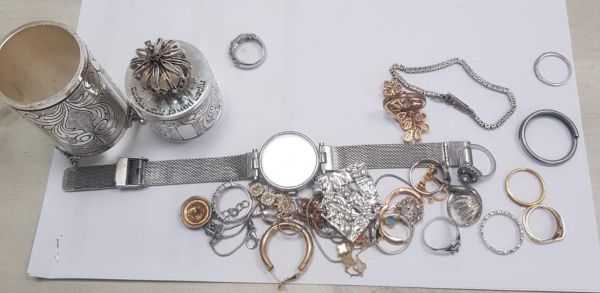 פרץ לארבעה בתי עסק ביום אחד וגנב תכשיטים כסף | צפו בתיעוד