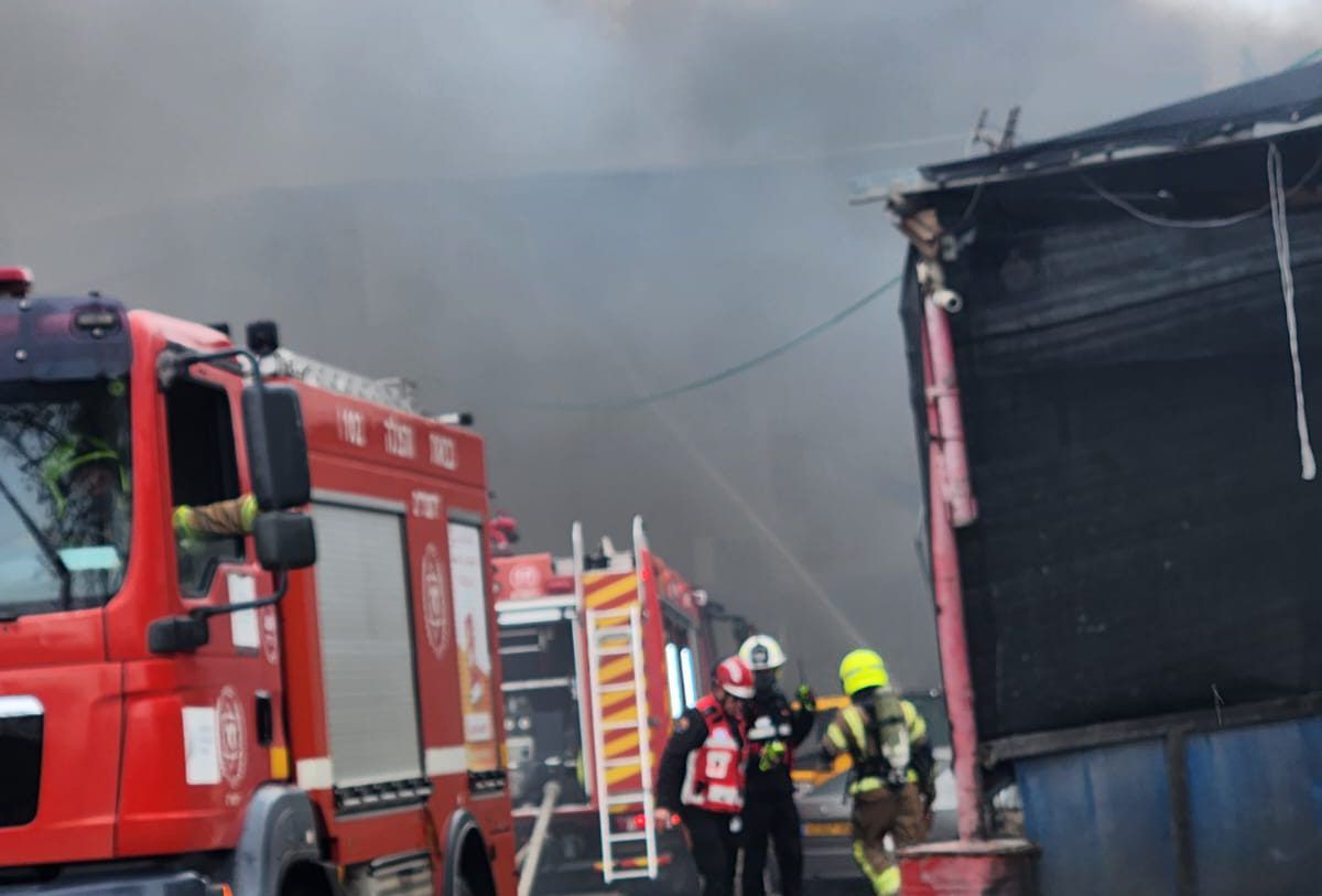 שריפה במבנה מסחרי בדרך חברון בירושלים: הרחוב נחסם לתנועה