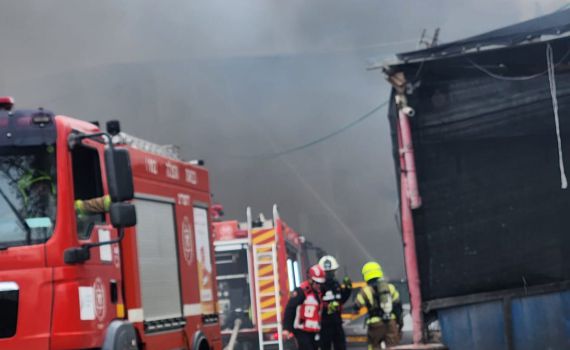 שריפה במבנה מסחרי בדרך חברון בירושלים: הרחוב נחסם לתנועה