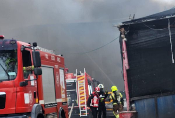 שריפה במבנה מסחרי בדרך חברון בירושלים: הרחוב נחסם לתנועה