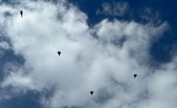 תמונת היום: מטוסי קרב טסים מעל הלוויית נסראללה