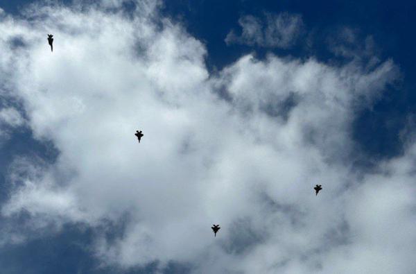 תמונת היום: מטוסי קרב טסים מעל הלוויית נסראללה