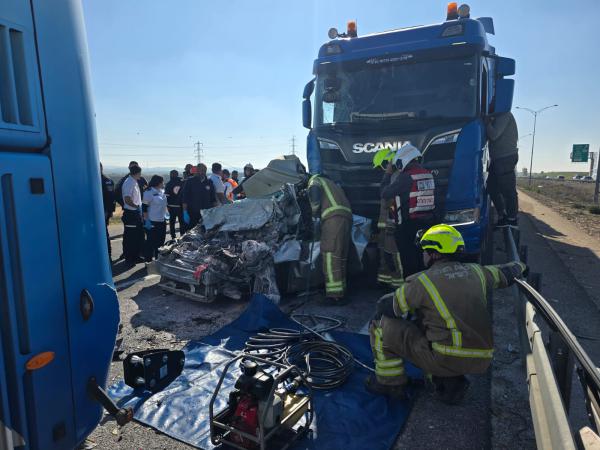 תאונה קטלנית בכביש 6: הרוג בהתנגשות בין רכב, אוטובוס ומשאית