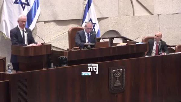 גנץ במתקפה בכנסת: “לשכת ראש הממשלה היא לא לשכת תעסוקה”