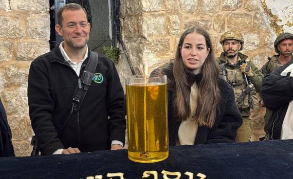 תמונת הניצחון: אגם ברגר הגיעה לתפילה בקבר יוסף